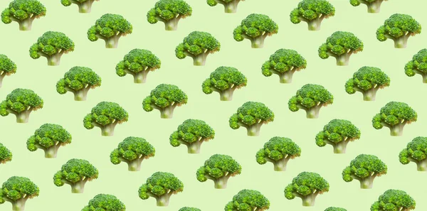 Voando Brócolis Verde Cru Fresco Fundo Verde Claro Conceito Comida — Fotografia de Stock
