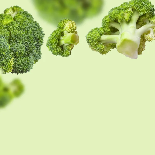 Voando Brócolis Verde Cru Fresco Fundo Verde Claro Conceito Comida — Fotografia de Stock