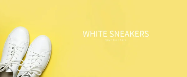 Sapatilhas Brancas Fundo Amarelo Vista Superior Flat Lay Sapatilhas Couro — Fotografia de Stock