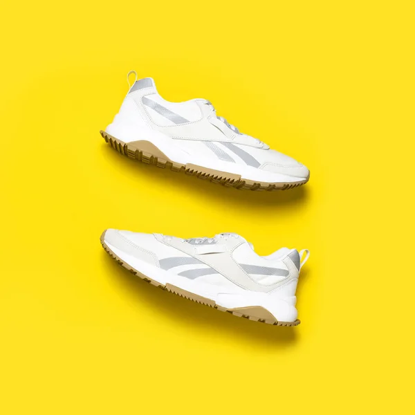Пара Легких Чоловічих Кросівок Жовтому Тлі Спортивне Взуття Взуття Фітнесу — стокове фото