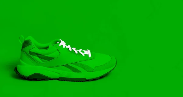 Зелені Кросівки Білими Шнурками Зеленому Тлі Спортивне Взуття Взуття Фітнесу — стокове фото