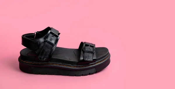 Černá Kůže Letní Ženy Sandály Růžovém Pozadí Byt Ležel Kopie — Stock fotografie