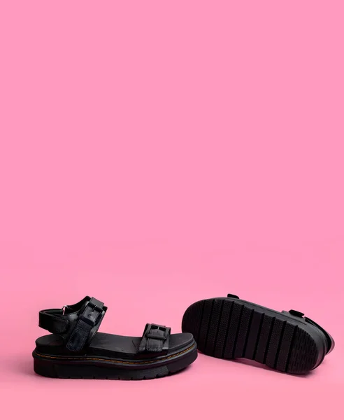 Schwarze Sommer Damensandalen Aus Leder Auf Rosa Hintergrund Flach Lag — Stockfoto