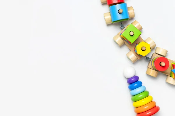 Детские Игрушки Натурального Дерева Белом Фоне Разноцветная Пирамида Поезд Ксилофон — стоковое фото