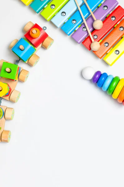 Детские Игрушки Натурального Дерева Белом Фоне Разноцветная Пирамида Поезд Ксилофон — стоковое фото