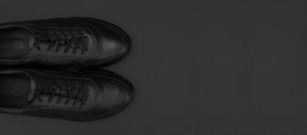 Μαύρο Κλασικό Δερμάτινο Ανδρικό Sneakers Μαύρο Φόντο Μοντέρνα Αθλητικά Παπούτσια — Φωτογραφία Αρχείου