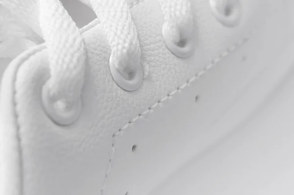 Zapatillas Blancas Cuero Para Mujer Cerca Macrofotografía Elegantes Zapatillas Juveniles —  Fotos de Stock