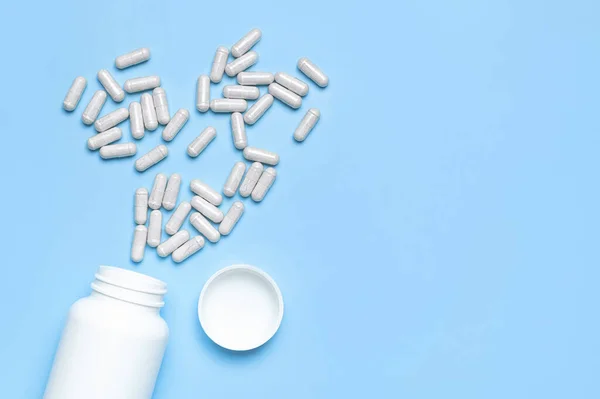 Prášky Tablety Vitamíny Doplňky Stravy Kapslích Bílá Plastová Láhev Modrém — Stock fotografie