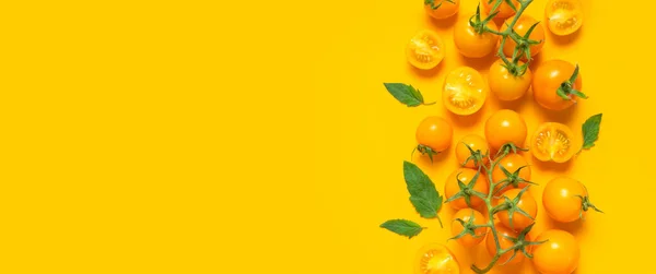 Спелые Свежие Жёлтые Оранжевые Помидоры Зелёными Хвостами Листья Жёлтом Фоне — стоковое фото