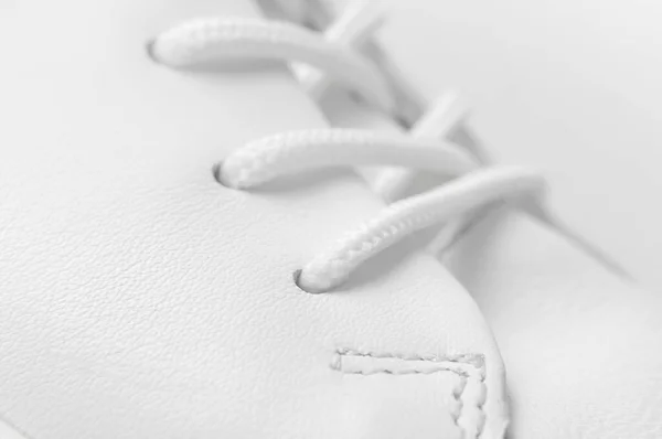 Beyaz Kadın Deri Spor Ayakkabıları Yakın Çekim Makro Fotoğraf Şık — Stok fotoğraf