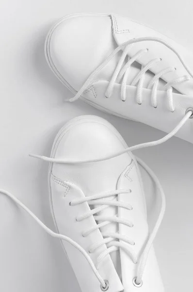 Witte Leren Damessneakers Witte Achtergrond Bovenaanzicht Platte Lay Stijlvolle Jeugdsneakers — Stockfoto