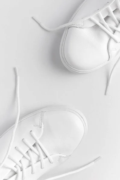 Білі Жіночі Шкіряні Кросівки Білому Тлі Зверху Вигляд Плоский Стильні — стокове фото