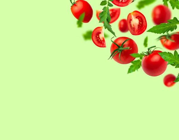 Kreatives Ernährungskonzept Fliegende Rote Reife Saftige Tomaten Und Grüne Blätter — Stockfoto