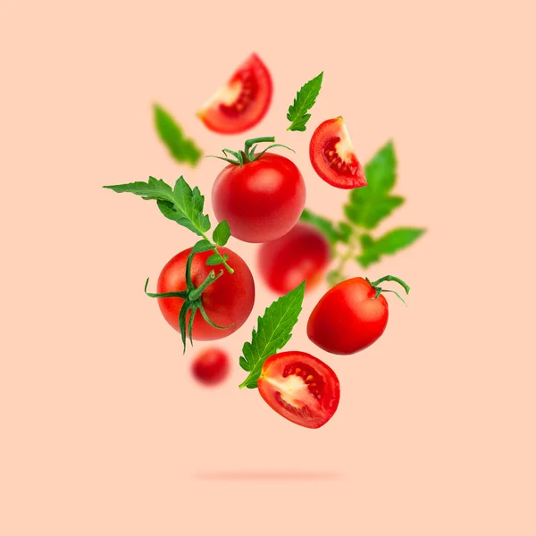 Concepto Comida Creativa Patrón Tomates Tomates Rojos Maduros Jugosos Hojas —  Fotos de Stock