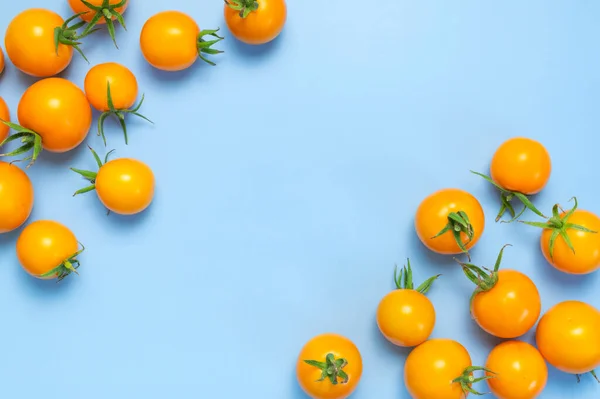 Tomates Fraîches Orange Jaune Mûres Avec Des Queues Vertes Sur Image En Vente