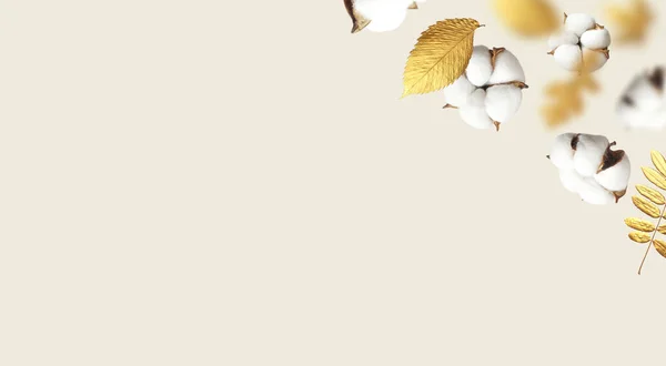 Herbstkonzept Fliegende Baumwollblumen Goldene Herbstblätter Auf Hellbeigem Hintergrund Kreative Florale — Stockfoto