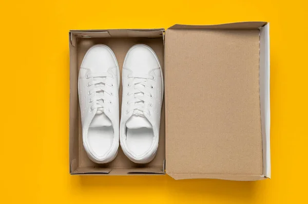 Witte Leren Damessneakers Kartonnen Doos Gele Achtergrond Bovenaanzicht Plat Lay — Stockfoto