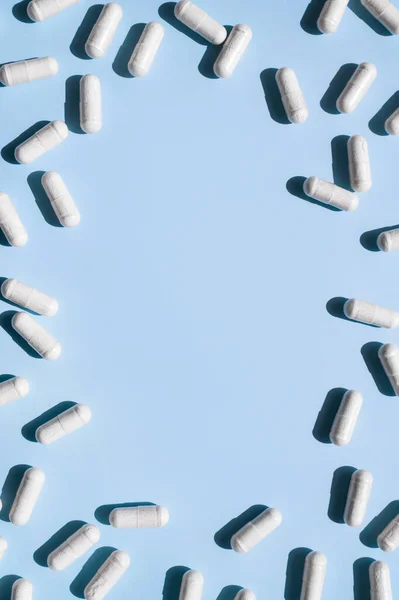 Tabletki Tabletki Witaminy Suplement Diety Białych Kapsułkach Odcieniem Słońca Niebieskim — Zdjęcie stockowe