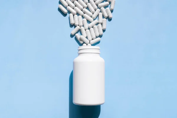 Prášky Tablety Vitamíny Doplňky Stravy Kapslích Bílá Plastová Láhev Modrém — Stock fotografie