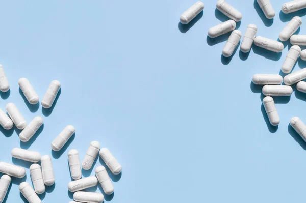 Pilules Comprimés Vitamines Compléments Alimentaires Capsules Blanches Ombre Soleil Sur Images De Stock Libres De Droits
