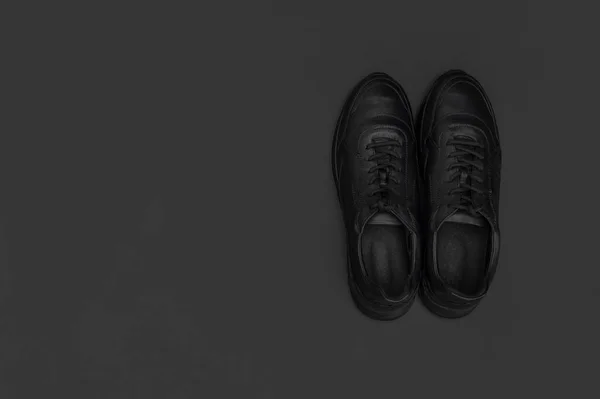 Zapatillas Deporte Cuero Clásico Negro Sobre Fondo Negro Zapatillas Deportivas — Foto de Stock