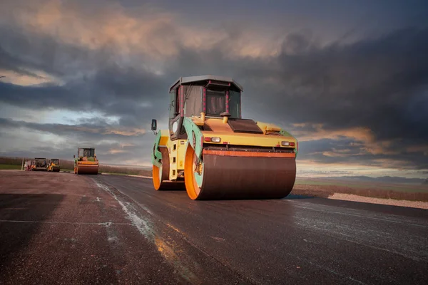 Yeni yol inşaatında çalışan yol silindirlerinin geniş manzarası