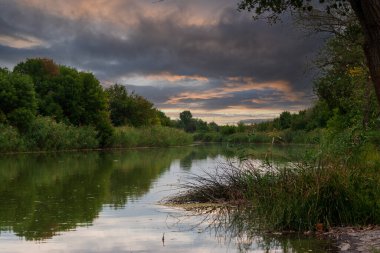 Ren nehri sabah güneşini yansıtıyor.