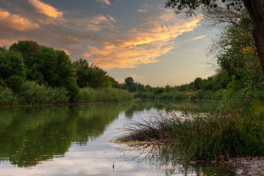 Ren nehri sabah güneşini yansıtıyor.