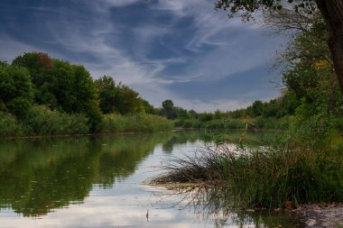 Ren nehri sabah güneşini yansıtıyor.