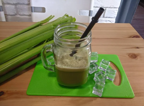 Bebida saludable, jugo de verduras, toma de estudio — Foto de Stock