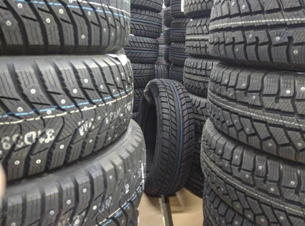 Neumáticos tachonados de invierno para un coche nuevo primer plano — Foto de Stock