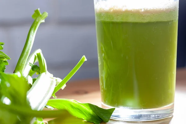 Bebida saludable, jugo de verduras, toma de estudio — Foto de Stock
