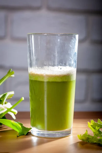 Bebida saludable, jugo de verduras, toma de estudio — Foto de Stock