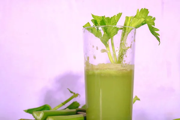 Bebida saudável, suco de legumes, tiro de estúdio — Fotografia de Stock