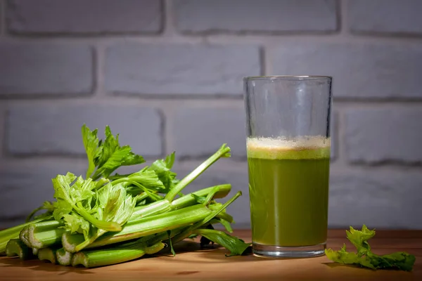 Bebida saludable, jugo de verduras, toma de estudio — Foto de Stock