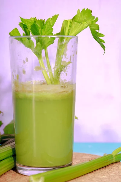 Bebida saludable, jugo de verduras, toma de estudio — Foto de Stock