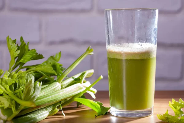 Bebida saludable, jugo de verduras, toma de estudio — Foto de Stock