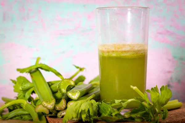 Bebida saludable, jugo de verduras, toma de estudio — Foto de Stock