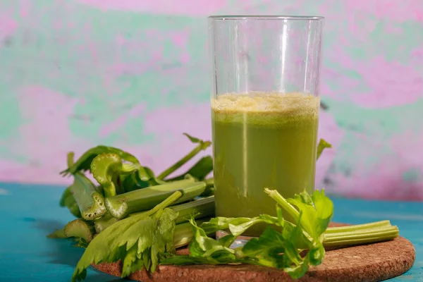 Bebida saludable, jugo de verduras, toma de estudio — Foto de Stock