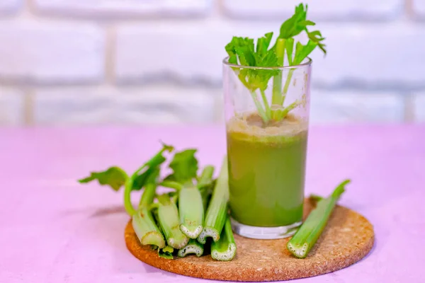 Bebida saludable, jugo de verduras, toma de estudio — Foto de Stock