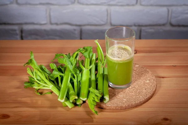 Bebida saludable, jugo de verduras, toma de estudio — Foto de Stock