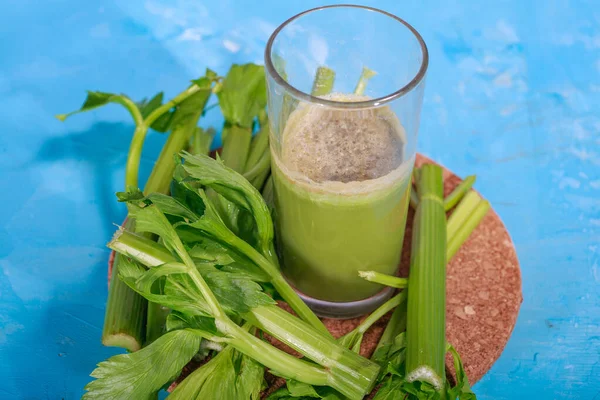 Bebida saludable, jugo de verduras, toma de estudio — Foto de Stock