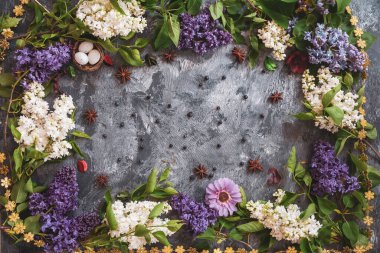 Tahta yüzeydeki güzel leylak