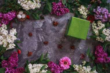 Tahta yüzeydeki güzel leylak