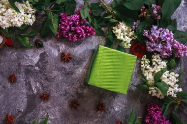 Tahta yüzeydeki güzel leylak