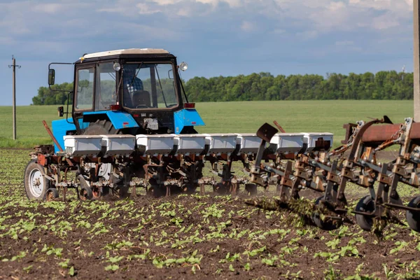 Тракторные и сеялки, сеющие урожай на поле — стоковое фото