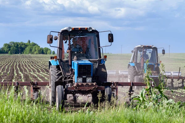 畑に作物を植えるトラクターや種子 — ストック写真