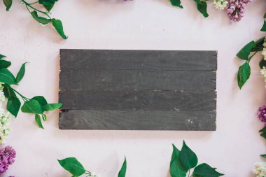 Tahta yüzeydeki güzel leylak