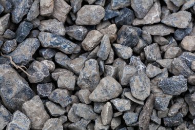 İnşaat alanının arka planında tuğla molozları