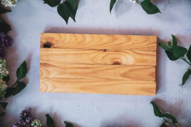 Tahta yüzeydeki güzel leylak